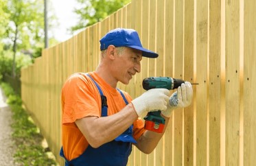 Rite Roof Yes delivering a top quality wood picket fence as one of the most affordable fence companies in Houston TX